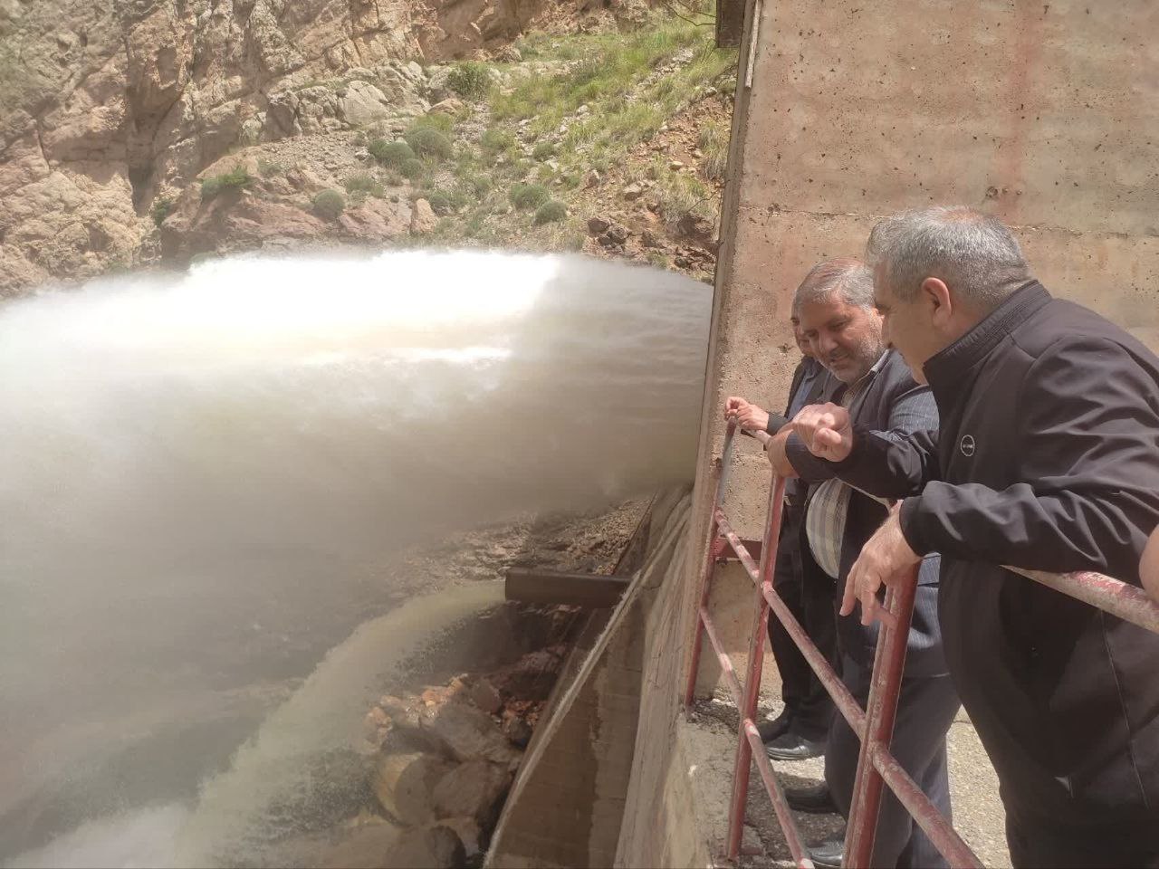 بازدید نادر کاظمی فرماندار و رئیس ستاد بحران شهرستان ماکو از سد ماکو در پی بارش باران و قطعی آب