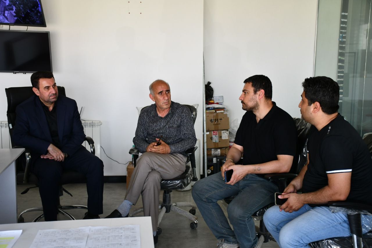دیدار رامین موحدی فرماندار شهرستان ماکو با جمعی از تولیدکندگان شهرک صنعتی ماکو جهت بررسی مسائل و مشکلات واحدهای تولیدی