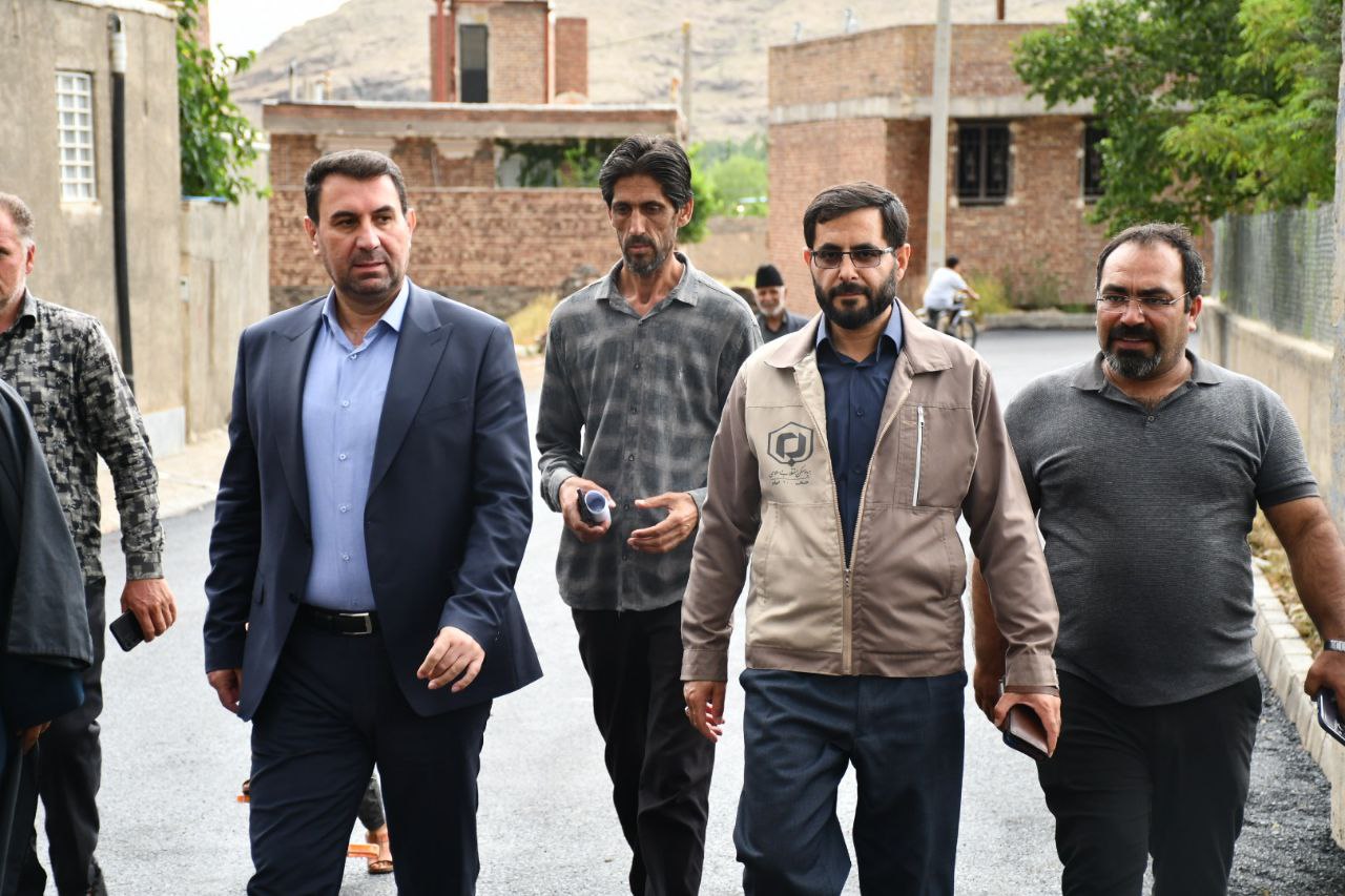 بازدید رامین موحدی فرماندار شهرستان ماکو از عملیات آسفالت ریزی معابر روستای هندور از توابع بخش مرکزی توسط بنیاد مسکن شهرستان ماکو