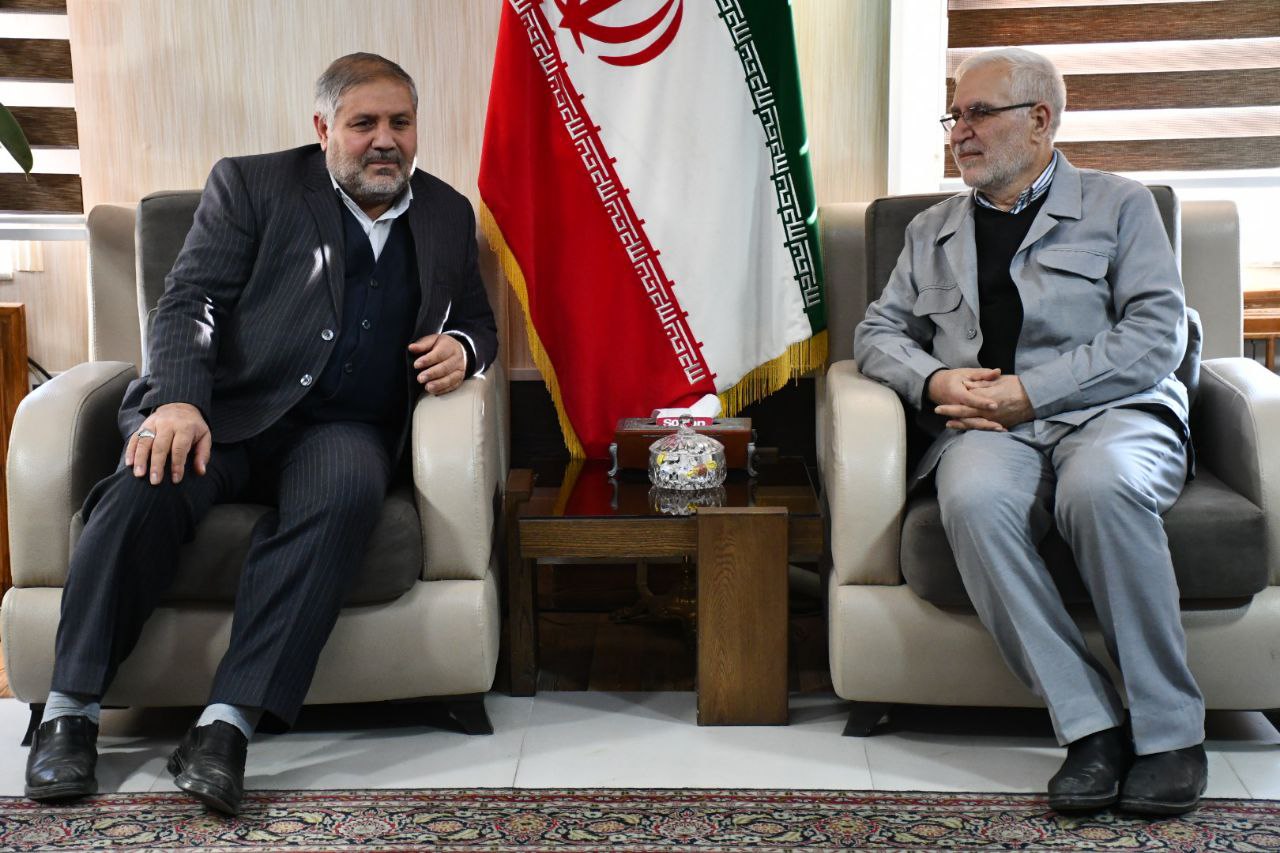 دیدار حاج نقی کریمی همرزم شهید حاج قاسم سلیمانی و رئیس شورای اسلامی شهر ارومیه با نادر کاظمی فرماندار شهرستان ماکو همزمان با سومین سالگرد شهادت شهید حاج قاسم سلیمانی
