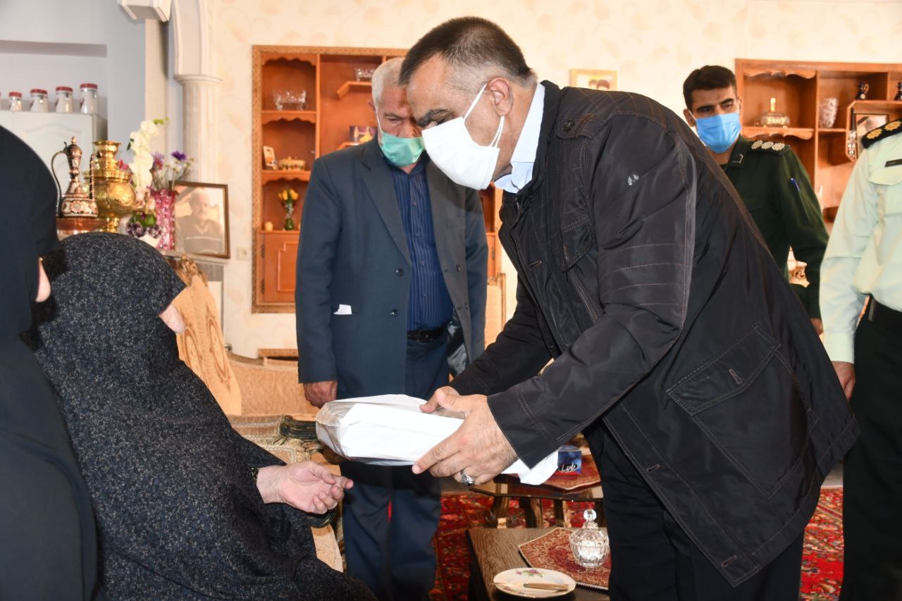 دیدار و تجلیل محمدی ایروانلو فرماندار شهرستان ماکو بهمراه امام جمعه و سایر مسئولین شهرستانی از مادر شهید والامقام محرم مختاری اقدم