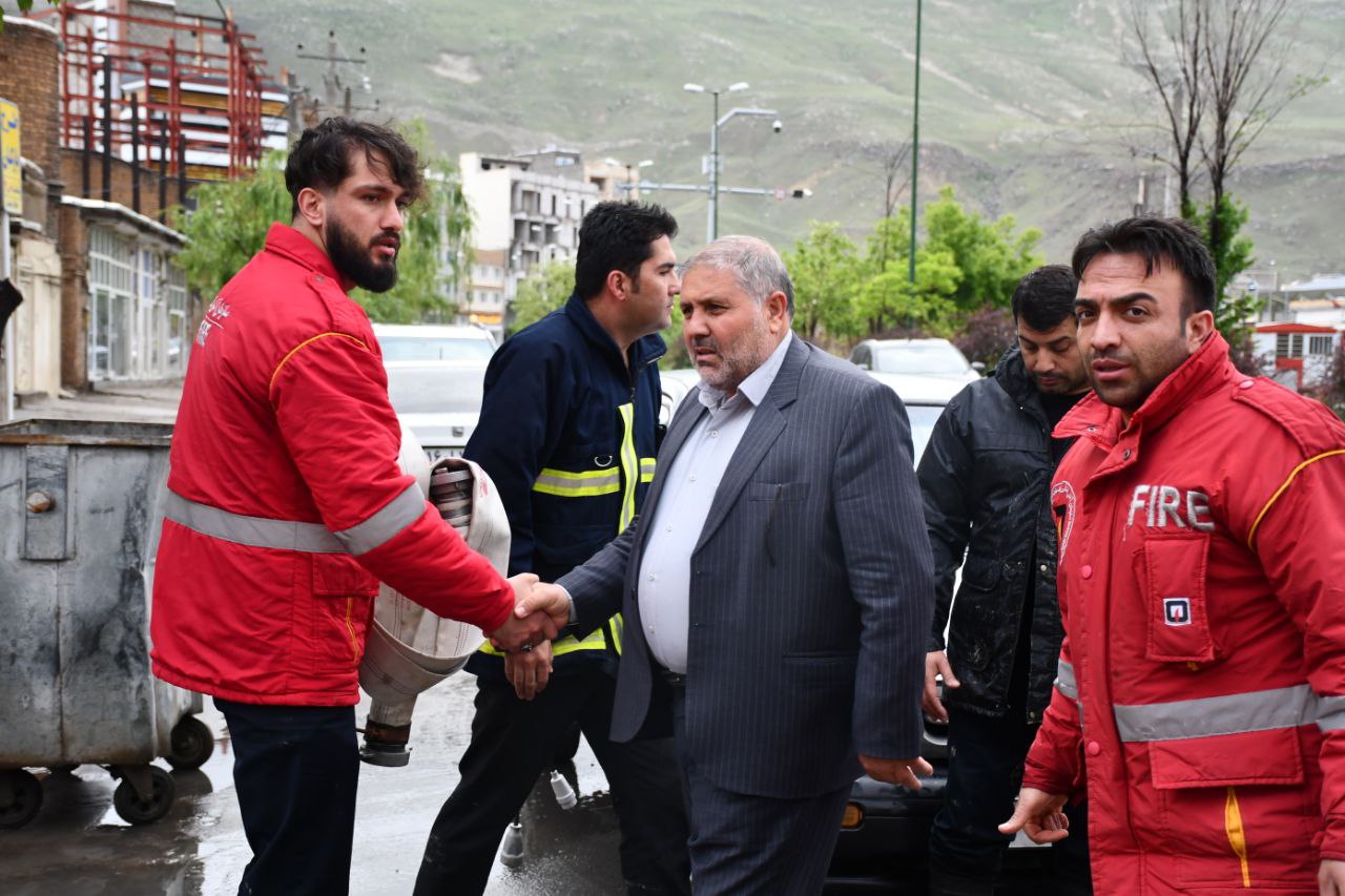 عرض خسته نباشید نادر کاظمی فرماندار شهرستان ماکو به کارکنان آتش‌نشانی و خدمات ایمنی شهرداری ماکو در راستای خدمت رسانی به مردم در پی بارش باران