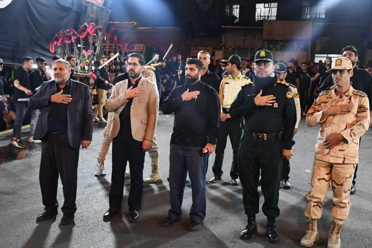 کاظمی فرماندار شهرستان ماکو به همراه دادستان ، جانشین دادستان ، فرمانده انتظامی شهرستان با حضور در جمع عزاداران هیئت هیئت عزاداری جناب قاسم (ع) محله تازه ماکو به عزاداری سید و سالار شهیدان پرداختند