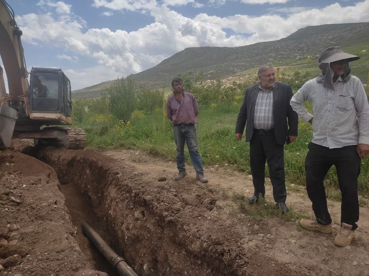 بازدید نادر کاظمی فرماندار شهرستان ماکو از پروژه گازرسانی به محور قره خاچ - روستای بارون