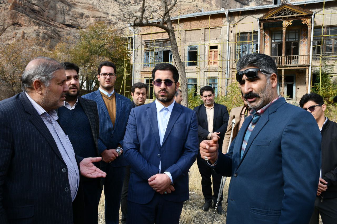 بازدید میدانی نادر کاظمی فرماندار شهرستان ماکو به همراه دادستان دادسرای عمومی و انقلاب ، مسئولین شهرستانی و اعضای کارگروه میراث فرهنگی شهرستان از ساختمان های دارایی ، شهربانی و بانک ملی قدیم