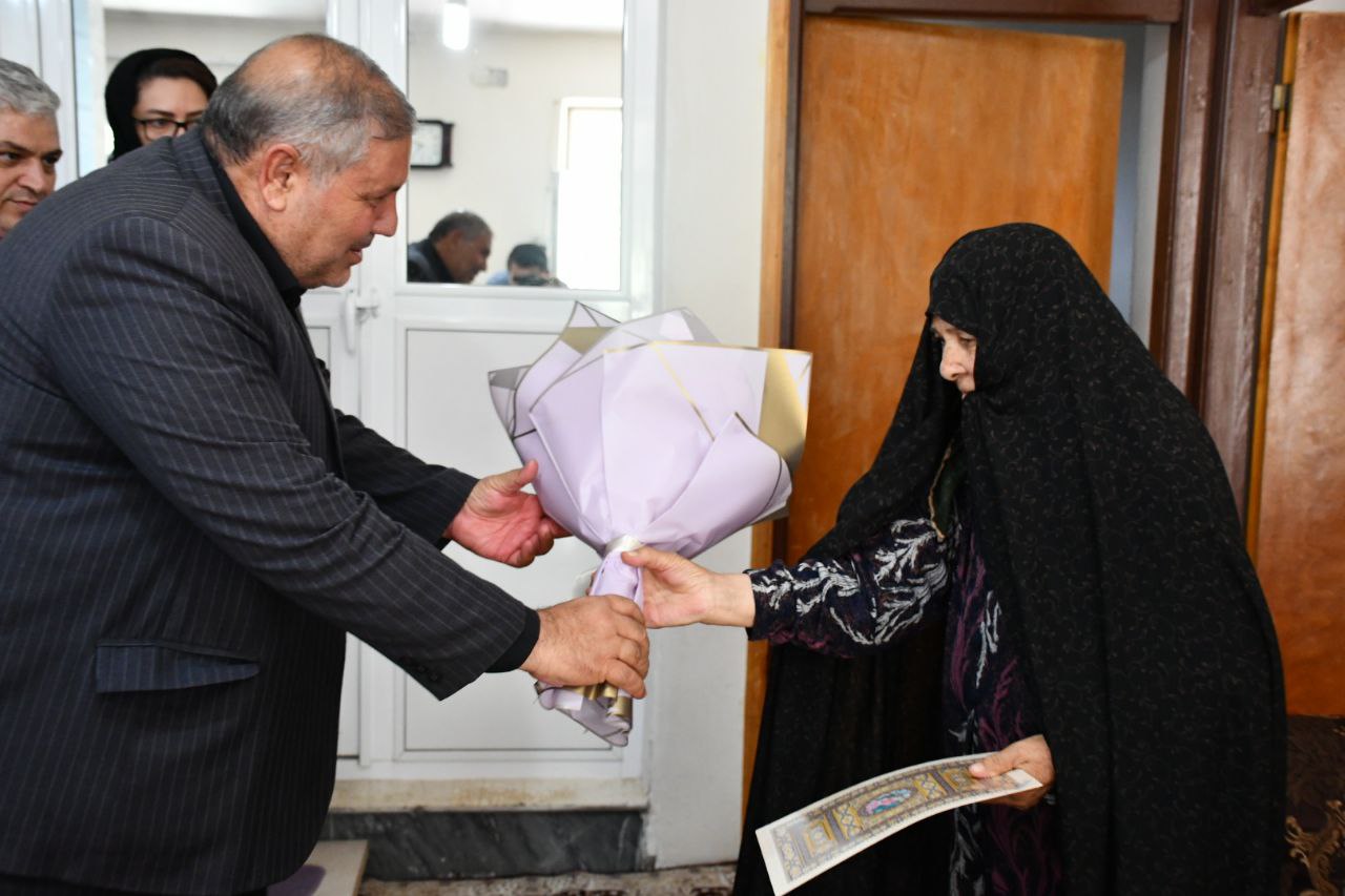 نادر کاظمی فرماندار شهرستان ماکو با حضور در منزل مادر شهید جعفر صادق پام در خصوص اهدای زمین برای پایگاه فوریت‌های پزشکی در روستای رند از توابع بخش مرکزی از خانواده این شهید معزز تقدیر و تشکر نمودند