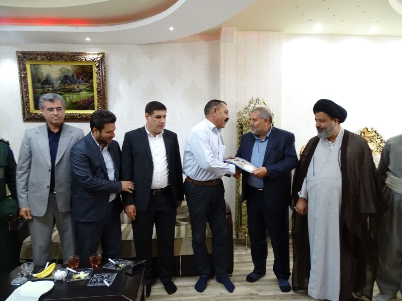 دیدار نادر کاظمی فرماندار شهرستان ماکو به همراه امام جمعه ، رئیس دادگستری ، امام جماعت اهل سنت و اعضای شورای تامین با خانواده جانباز سرافراز اسماعیل جوادی