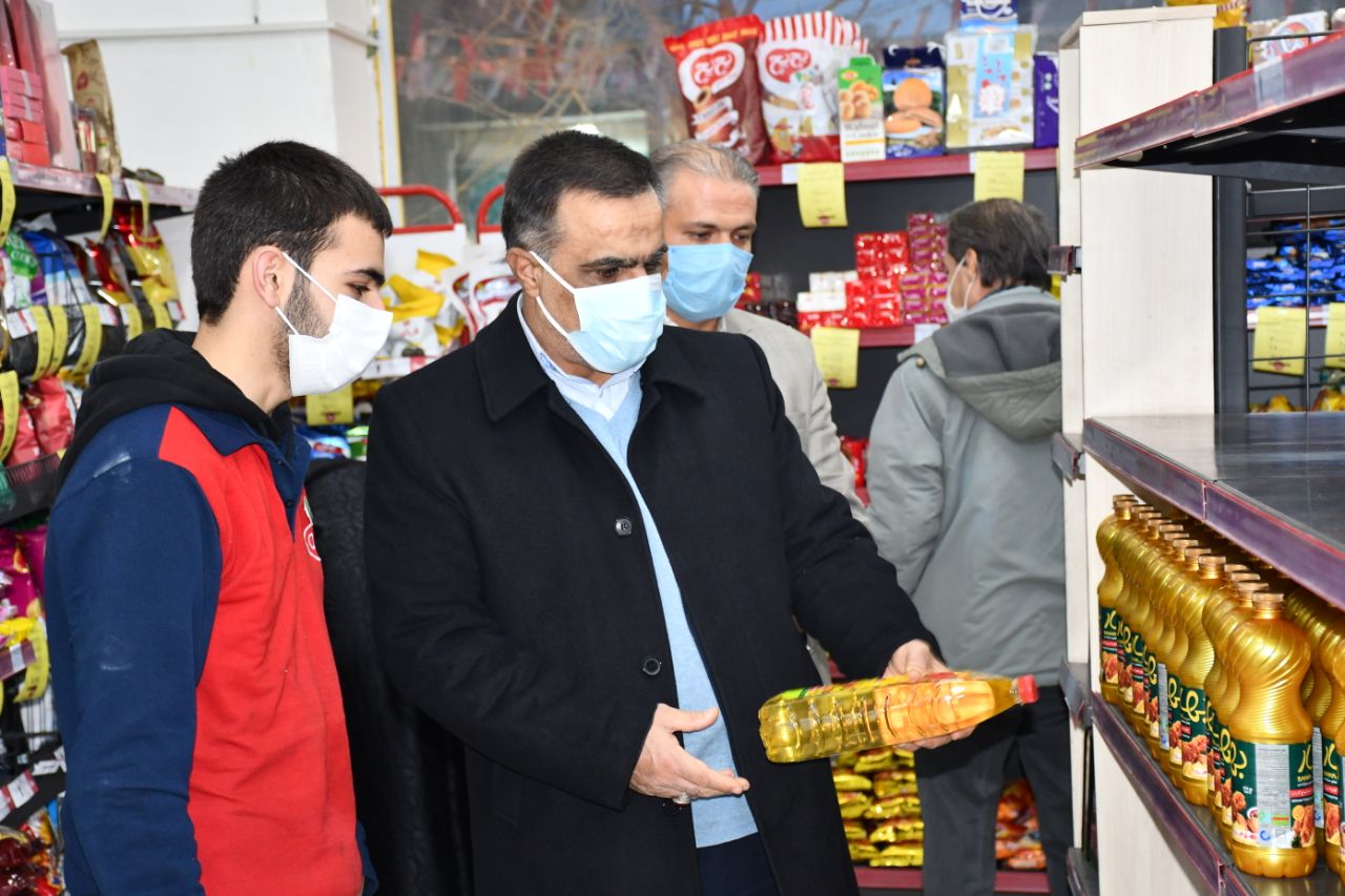 بازدید محمدی ایروانلو نماینده عالی دولت در شهرستان ماکو بصورت سرزده از فروشگاه های مواد غذایی سطح شهر جهت کنترل و نظارت بر اقلام و مایحتاج مردم با هدف بررسی و نظارت بر قیمت ها