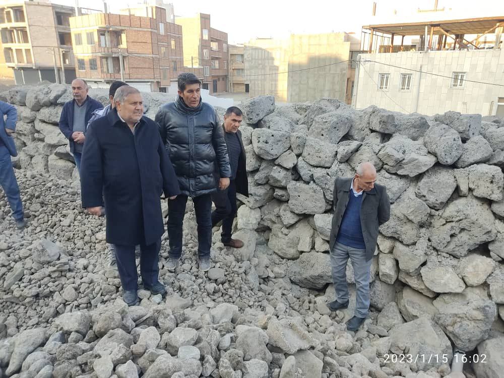 بازدید نادر کاظمی فرماندار شهرستان ماکو از روند اجرایی عملیات دیوار حائل مسکن مهر شهر بازرگان