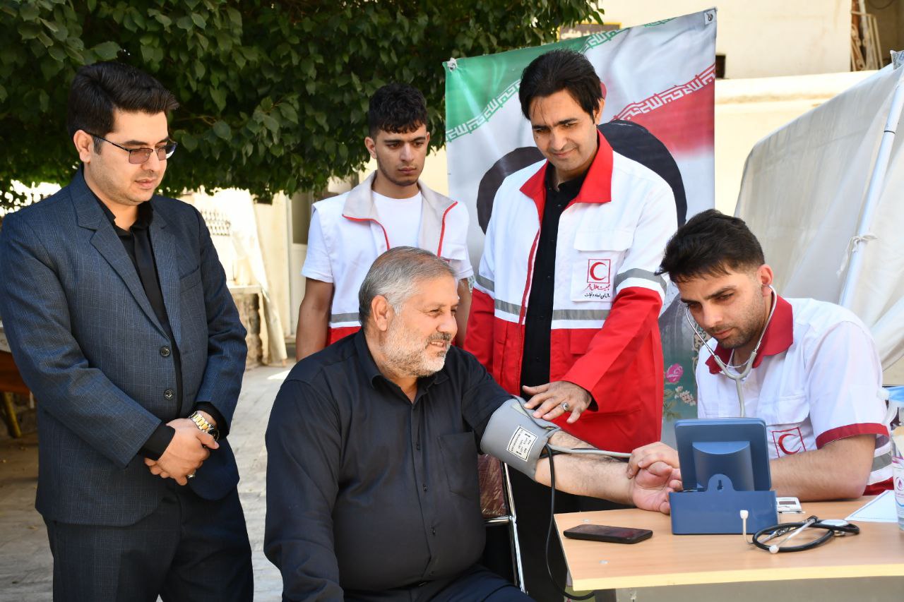 حضور فرماندار شهرستان ماکو در ایستگاه سلامت جمعیت هلال احمر در نماز جمعه به مناسبت هفته دولت
