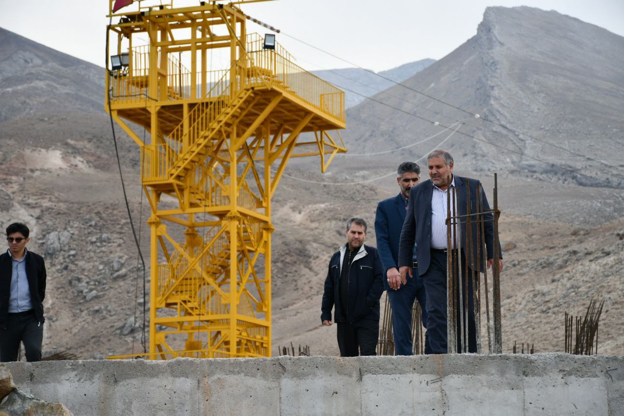 بازدید میدانی نادر کاظمی فرماندار شهرستان ماکو به همراه اعضای کارگروه میراث فرهنگی شهرستان از پروژه زیپ‌لاین و تفرجگاه روستای کوسج ماکو