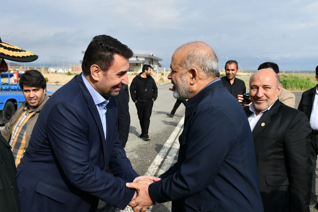 با استقبال گرم مسئولین دکتر احمد وحیدی وزیر کشور به همراه استاندار آذربایجان غربی و هیات همراه وارد منطقه آزاد ماکو شد