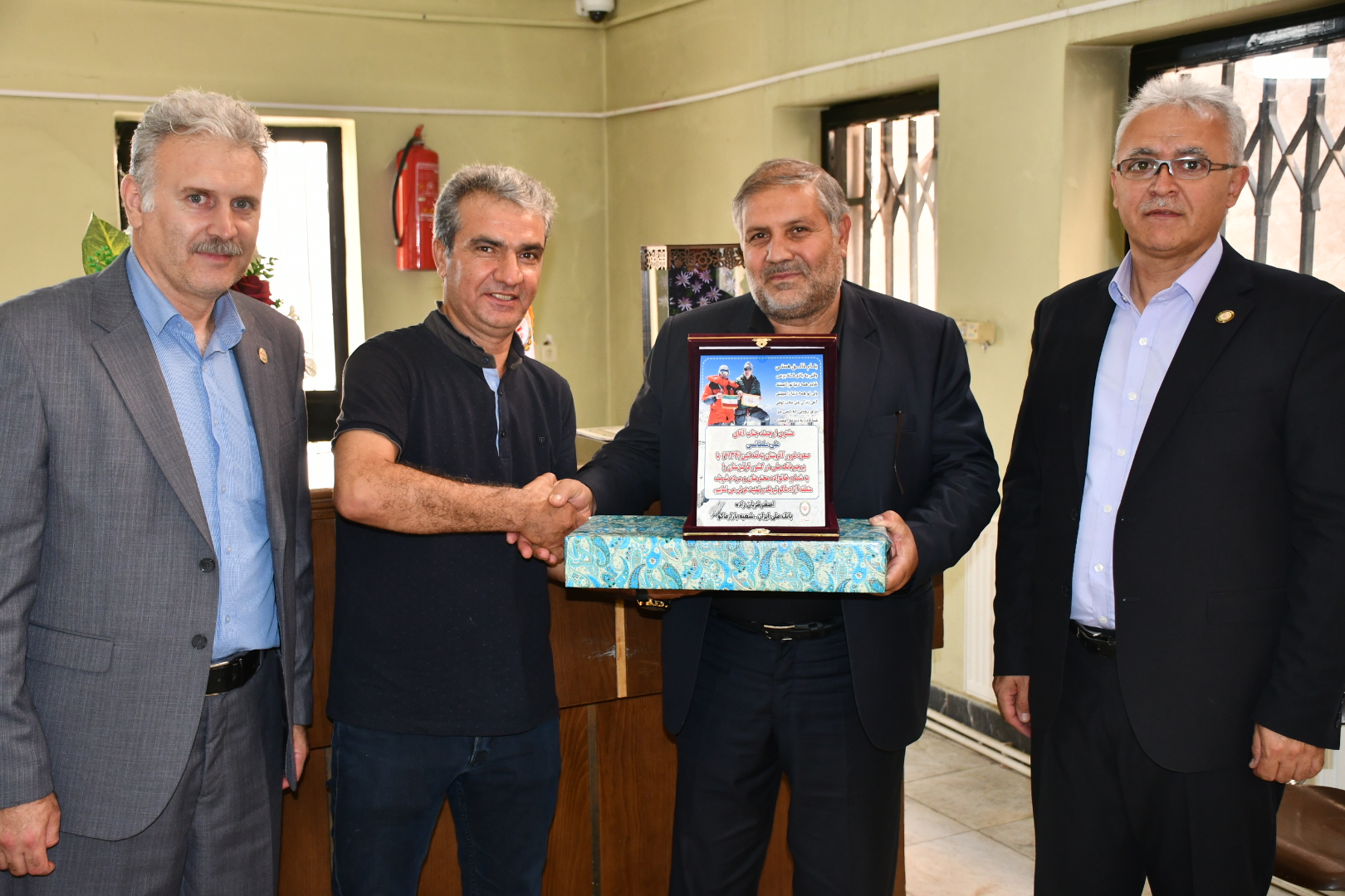 از فاتحان قله لنین کشور قرقیزستان توسط بانک ملی شعبه بازار ماکو  تجلیل شد
