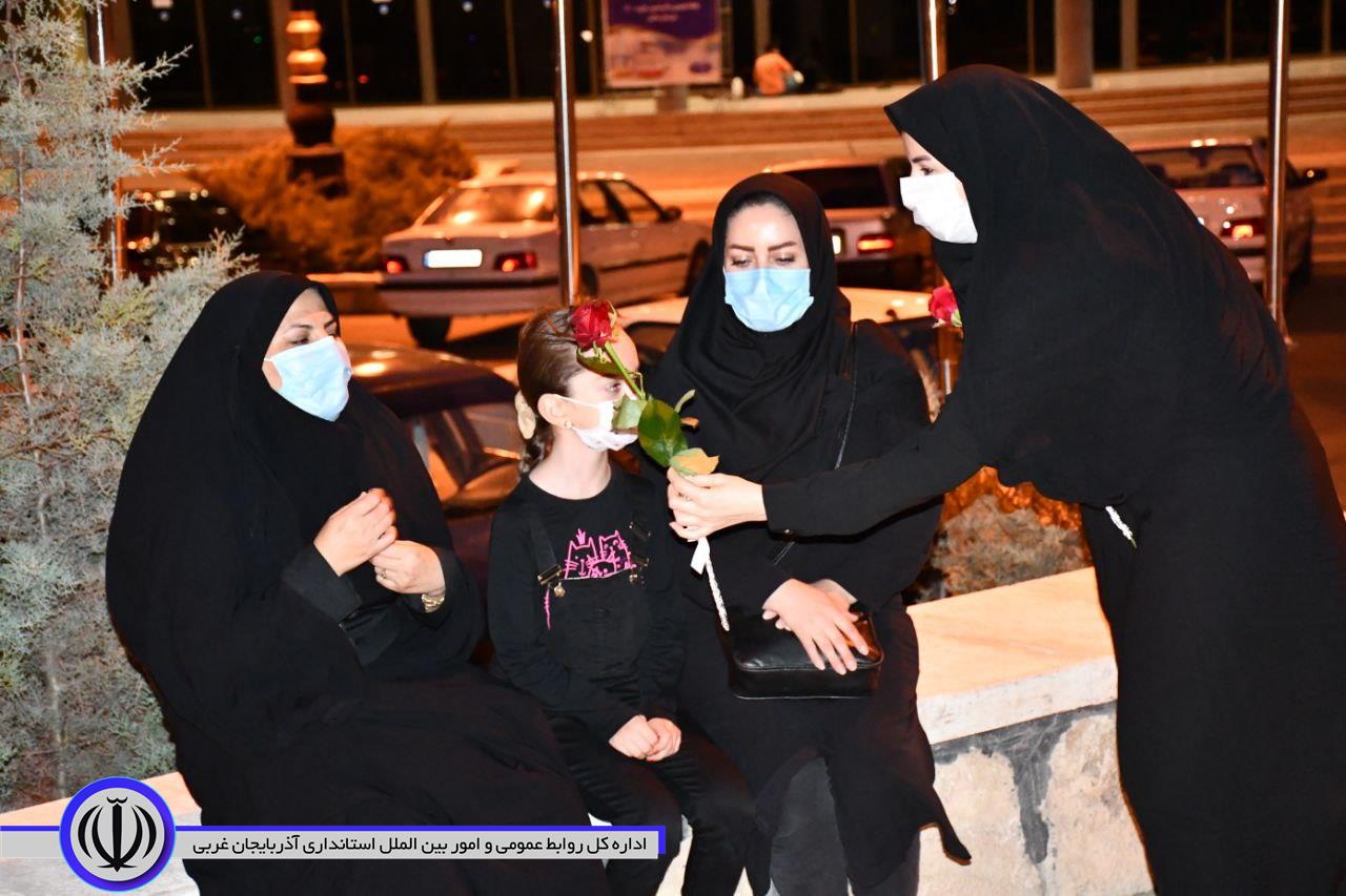 به مناسبت روز عفاف و حجاب گروهی از بانوان ادارات فرمانداری ، شهرداری و فرهنگ و ارشاد اسلامی شهرستان ماکو در پارک امام خمینی ( ره ) از ۵۰ نفر از بانوان با اهدای شاخه های گل تجلیل نمودند