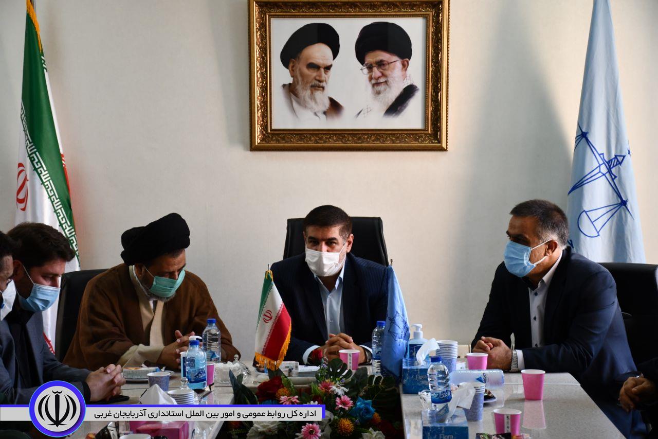 حضور فرماندار به همراه امام جمعه و اعضای شورای تامین شهرستان در دادگستری شهرستان ماکو به مناسبت هفته قوه قضائیه