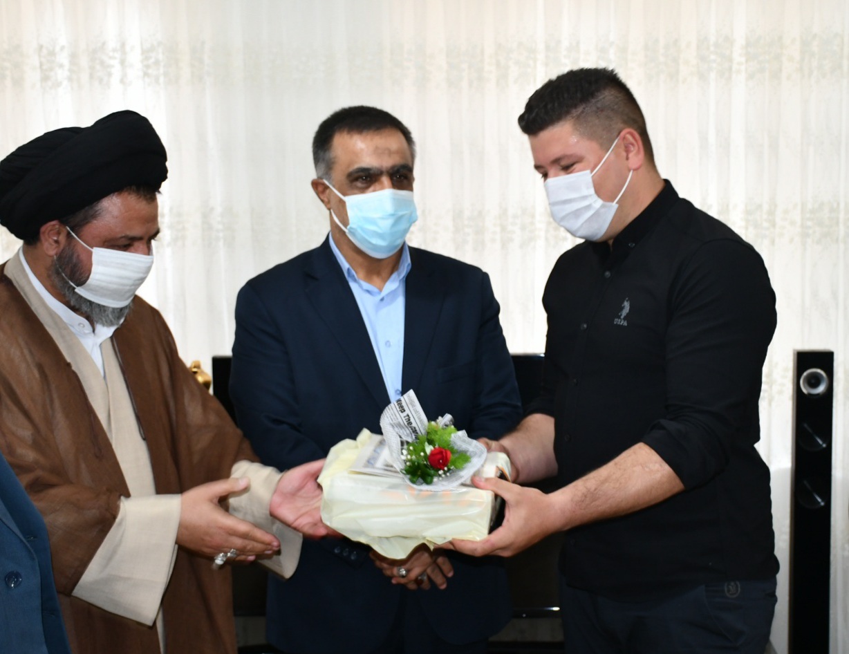 تجلیل محمدی ایروانلو فرماندار شهرستان ماکو بهمراه امام جمعه و تعدادی از مسئولین از فرزند جانباز ۲۵ درصد آرش امانی ورزشکار کیک بوکسینگ و مقام آور کشوری