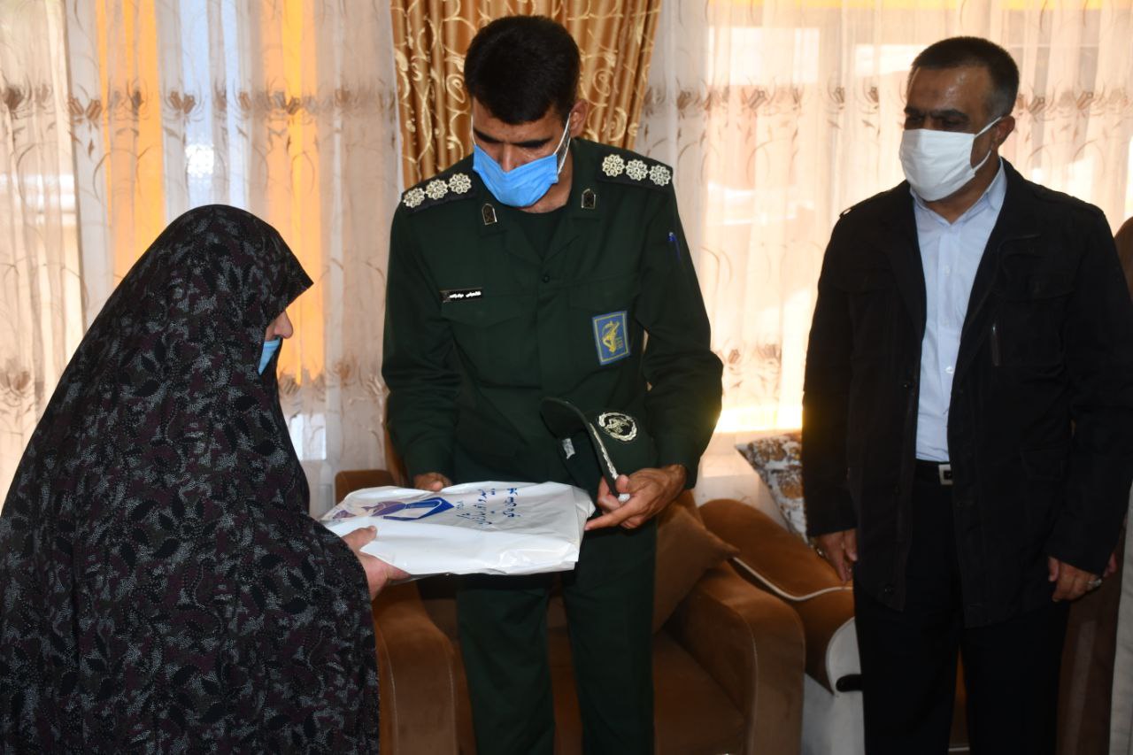 دیدار و تجلیل محمدی ایروانلو فرماندار شهرستان ماکو بهمراه امام جمعه و سایر مسئولین شهرستانی از همسر جانباز ۲۵ درصد علمشاه اصغری