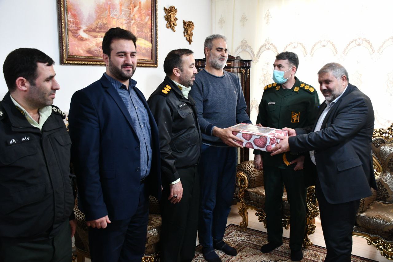 دیدار نادر کاظمی فرماندار شهرستان ماکو به همراه فرمانده انتظامی و جانشین سپاه پاسداران انقلاب اسلامی شهرستان ماکو با جانباز معزز 40 درصد حسین حسین اقدم