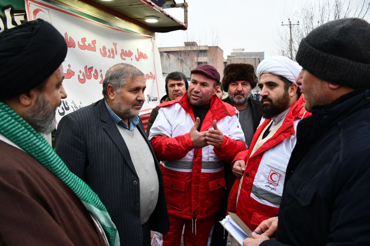 حضور نادر کاظمی فرماندار شهرستان ماکو به همراه امام جمعه ماکو در محل جمع آوری کمک های مردمی برای زلزله زدگان شهرستان خوی در شهر مرزی بازرگان جهت عرض خدا قوت و خسته نباشید