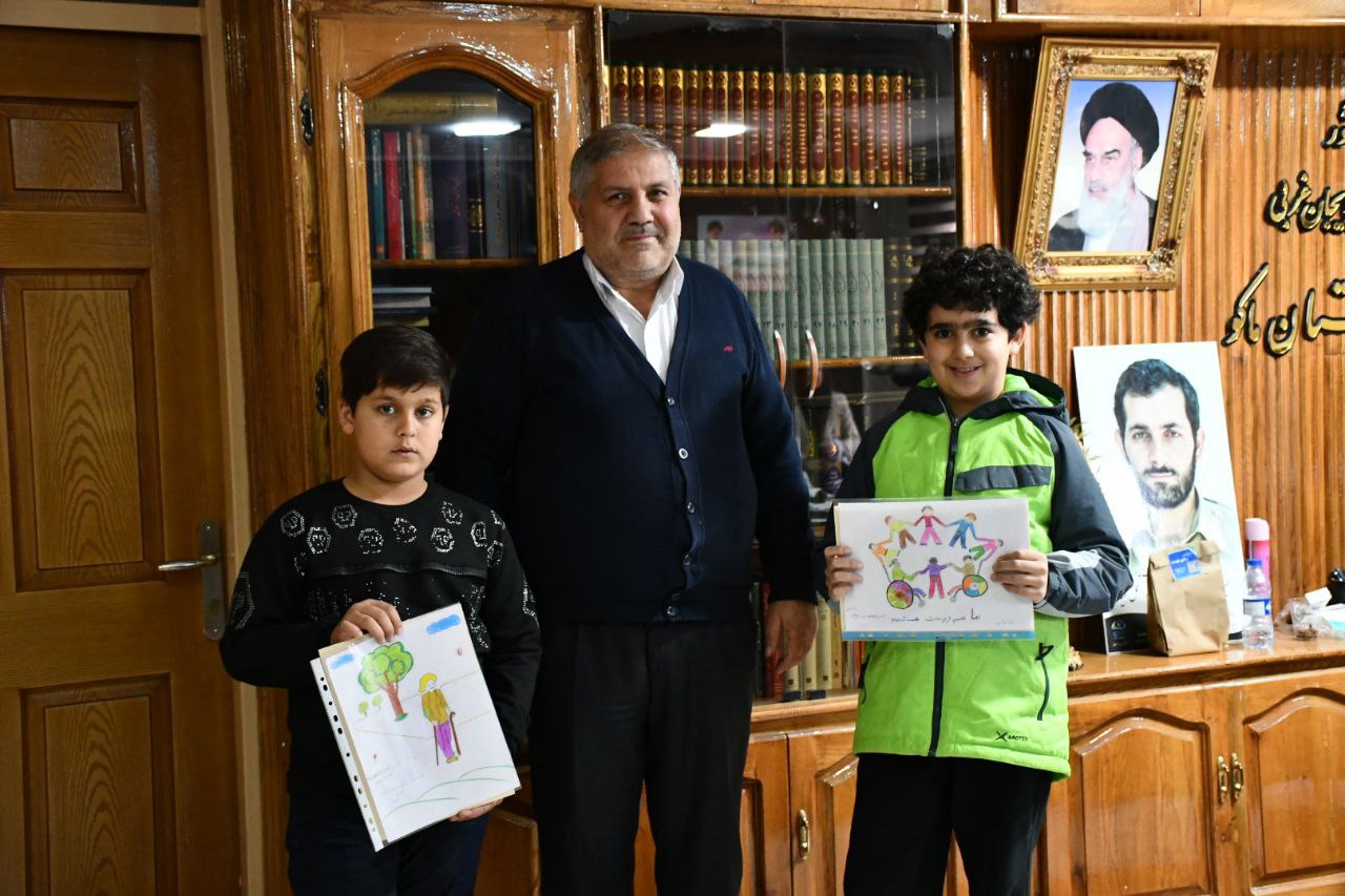 تجلیل نادر کاظمی فرماندار شهرستان ماکو از دانش آموزان آرمین حق وردی زاده و ماهان قاضی بیات صاحبان اثرات برتر نقاشی روز جهانی معلولین
