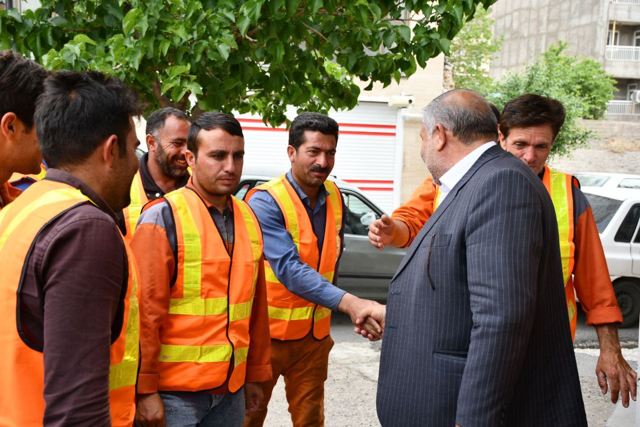 عرض خسته نباشید نادر کاظمی فرماندار شهرستان ماکو به کارگران زحمتکش خدمات شهری شهرداری ماکو