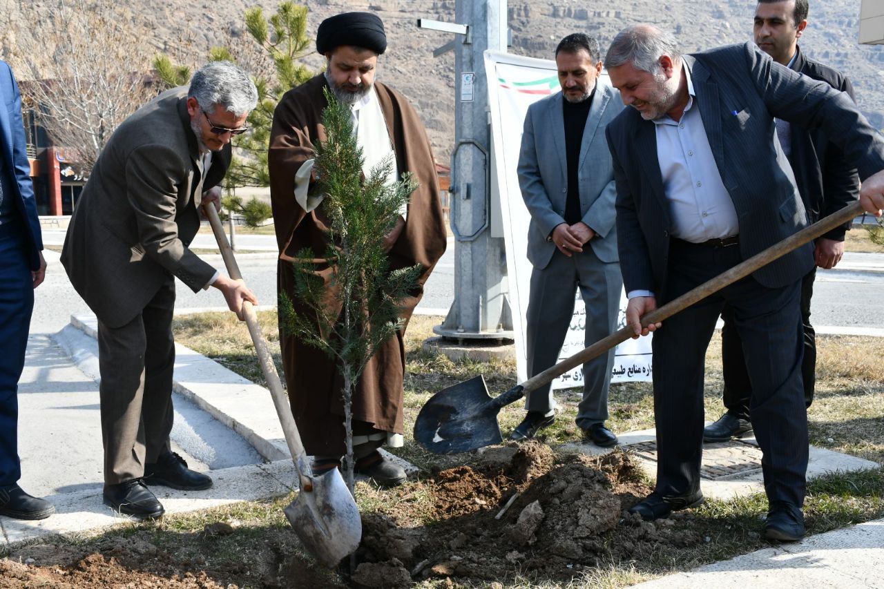کاشت نهال توسط نادر کاظمی فرماندار شهرستان ماکو، امام جمعه ، رئیس دادگستری و تعدادی از مسئولین در  #ماکو