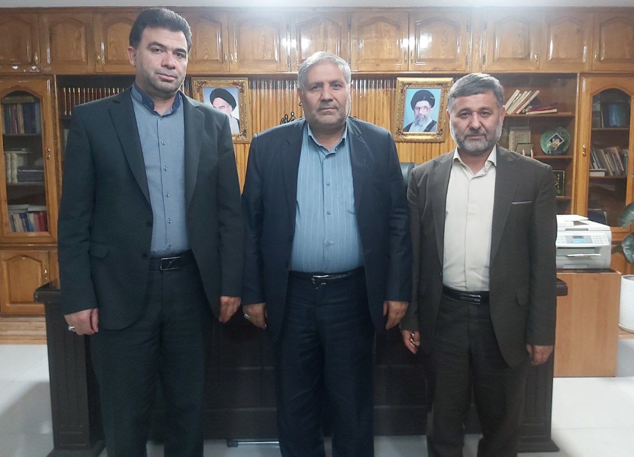 دیدار عادل اعظم انهر رئیس کمیسیون فرهنگی شورای شهر ارومیه به همراه دکتر صدرا علی پور رئیس دانشگاه آزاد اسلامی واحد بین الملل ماکو با نادر کاظمی فرماندار شهرستان ماکو
