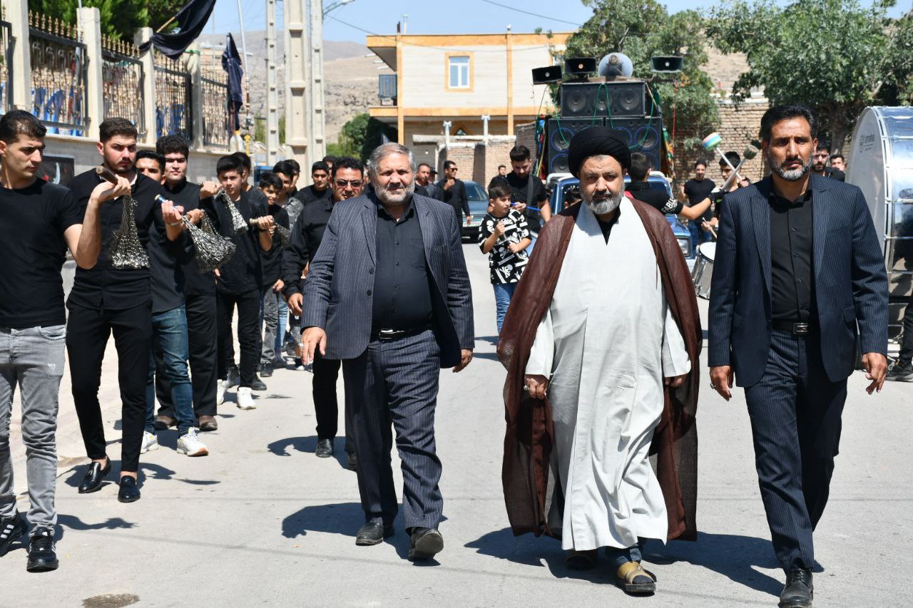 نادر کاظمی فرماندار شهرستان ماکو به همراه امام جمعه و بخشدار مرکزی با حضور در جمع عزاداران هیئت عزاداری روستای قزلداغ عجم به عزاداری سید و سالار شهیدان پرداختند