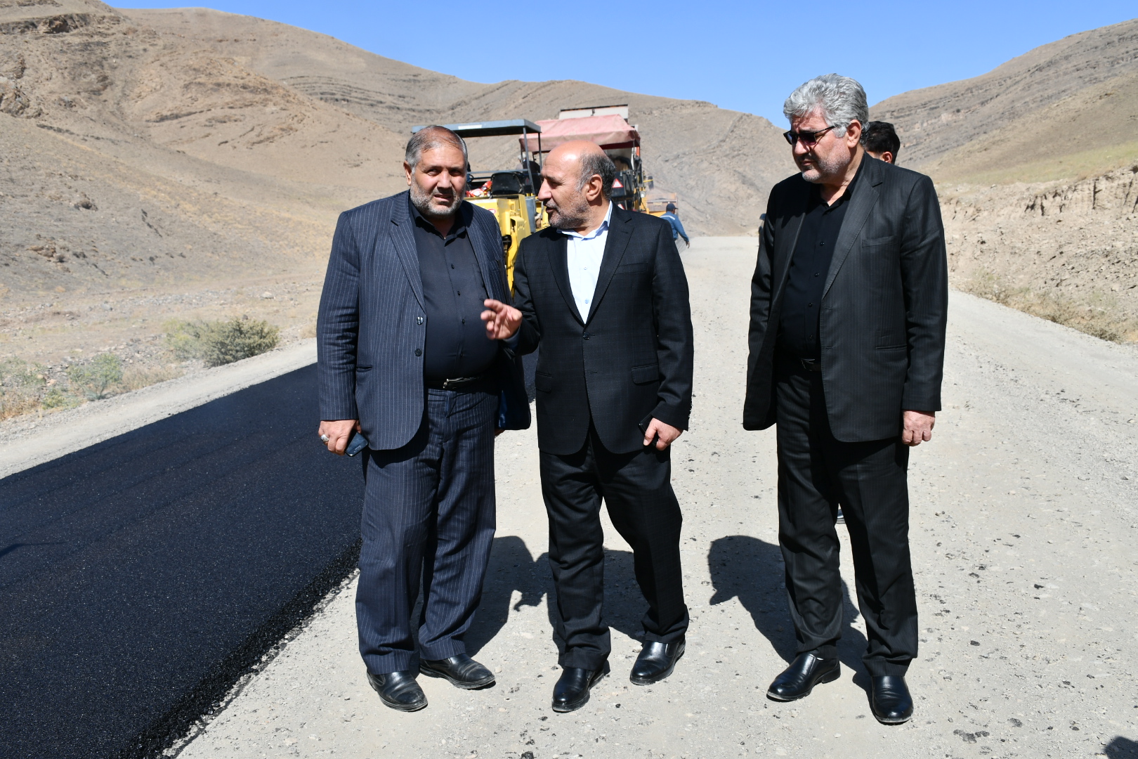 بازدید میدانی فرماندار شهرستان ماکو به همراه نماینده مردم منطقه در مجلس شورای اسلامی و مدیرعامل سازمان منطقه آزاد ماکو از پروژه آسفالت ریزی محور قره تپه تا روستای قوریشکاک