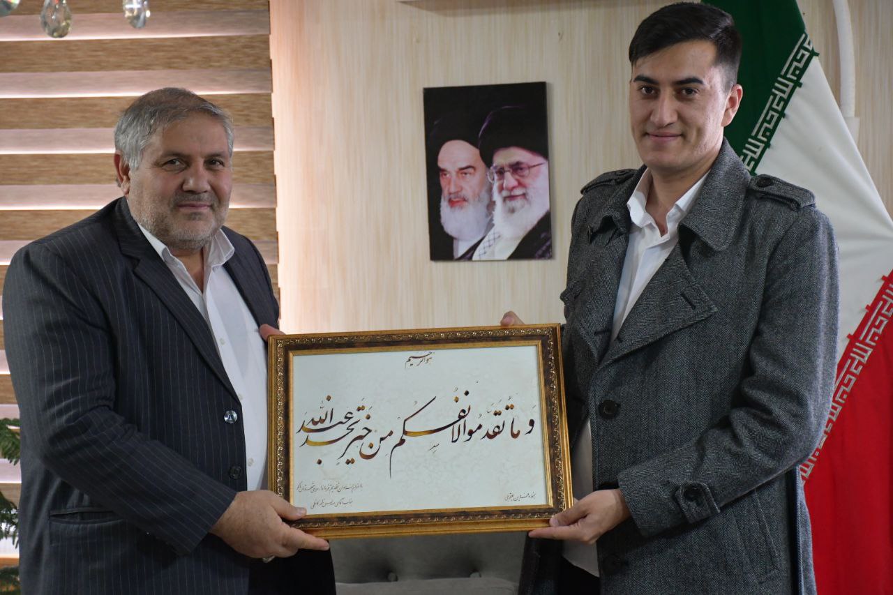 خطاط جوان فردین یعقوبی با اهدای اثر خوشنویسی خود به نادر کاظمی فرماندار شهرستان ماکو از تلاش های شبانه روزی وی برای شهرستان ماکو تقدیر و تشکر نمود