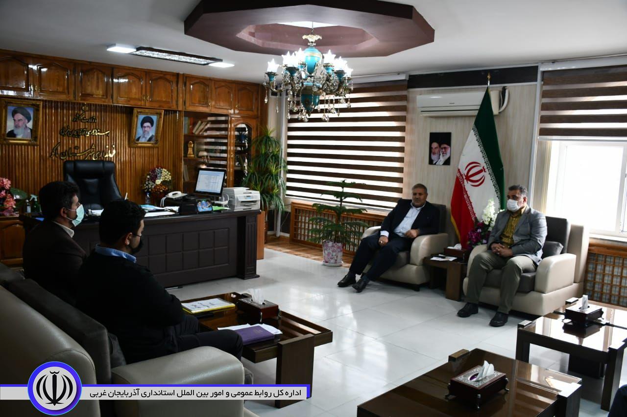 جلسه پیگیری مسائل و مشکلات مرمت و بهسازی چمن طبیعی فوتبال ماکو با حضور فرماندار شهرستان ماکو ، معاون مدیرکل ورزش و جوانان و تعدادی از مسئولین در محل دفتر فرماندار ماکو