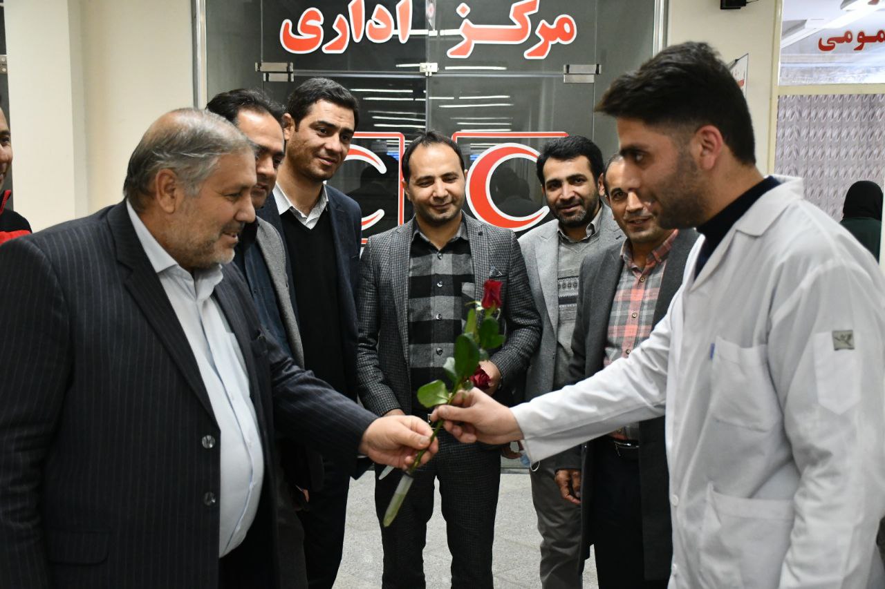 اهدای شاخه گل توسط فرماندار شهرستان ماکو به پرستاران درمانگاه جمعیت هلال احمر ماکو