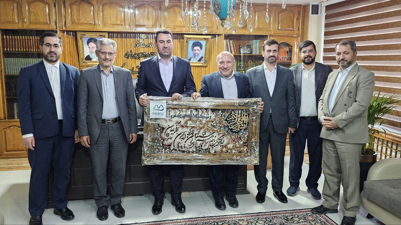 دیدار مدیرعامل سازمان منطقه آزاد ماکو ، رئیس دادگستری ، دادستان و جمعی از مسئولین با رامین موحدی فرماندار شهرستان ماکو جهت‌ تبریک انتصاب ایشان به سمت فرماندار ماکو