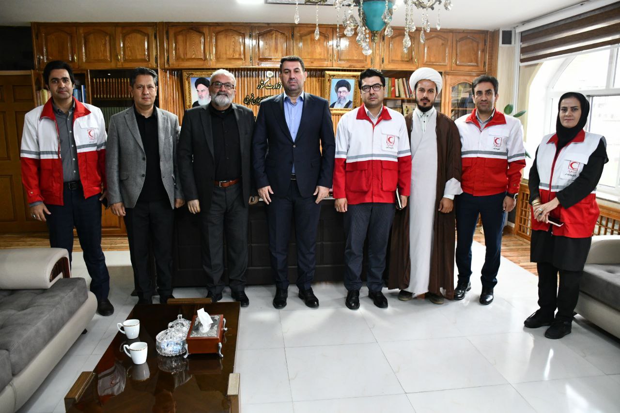 دیدار رئیس جمعیت هلال احمر شهرستان ماکو به همراه رابط فرهنگی و اعضای شورای اجرایی جمعیت هلال احمر با دکتر رامین موحدی فرماندار شهرستان ماکو به مناسبت گرامیداشت هفته هلال احمر