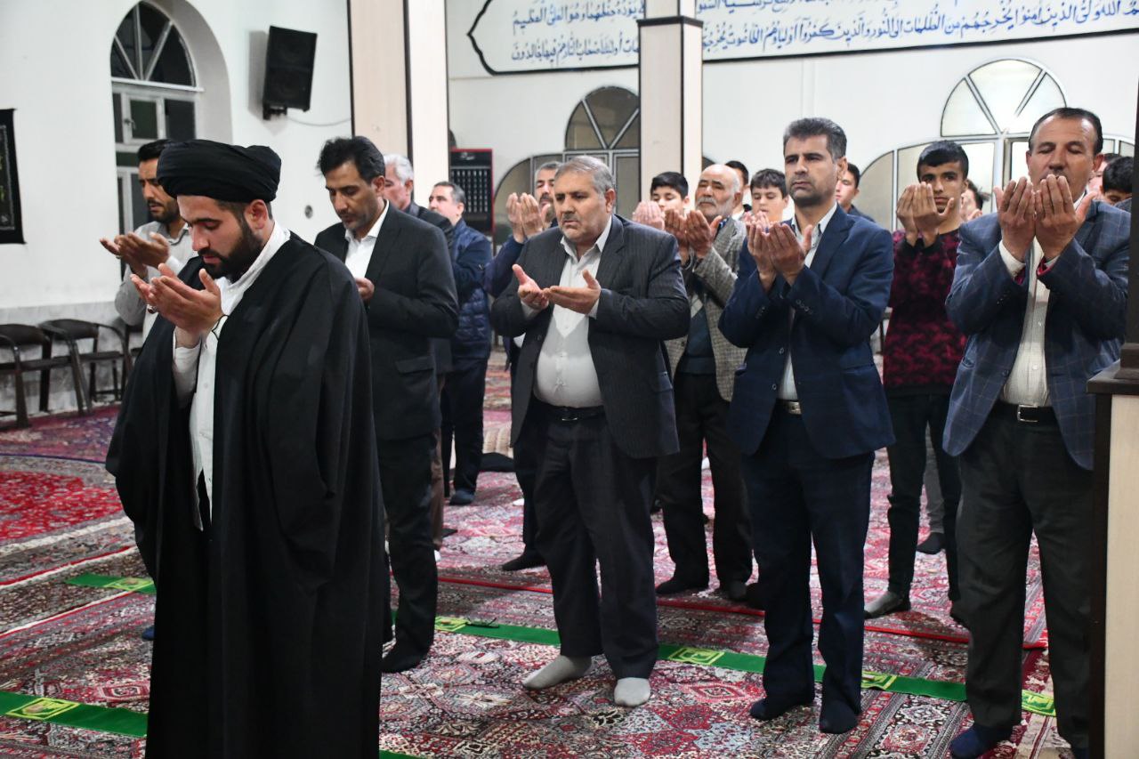 حضور نادر کاظمی فرماندار شهرستان ماکو در بین نمازگزاران مسجد روستای قلعه جوق جهت اقامه نماز مغرب و عشا