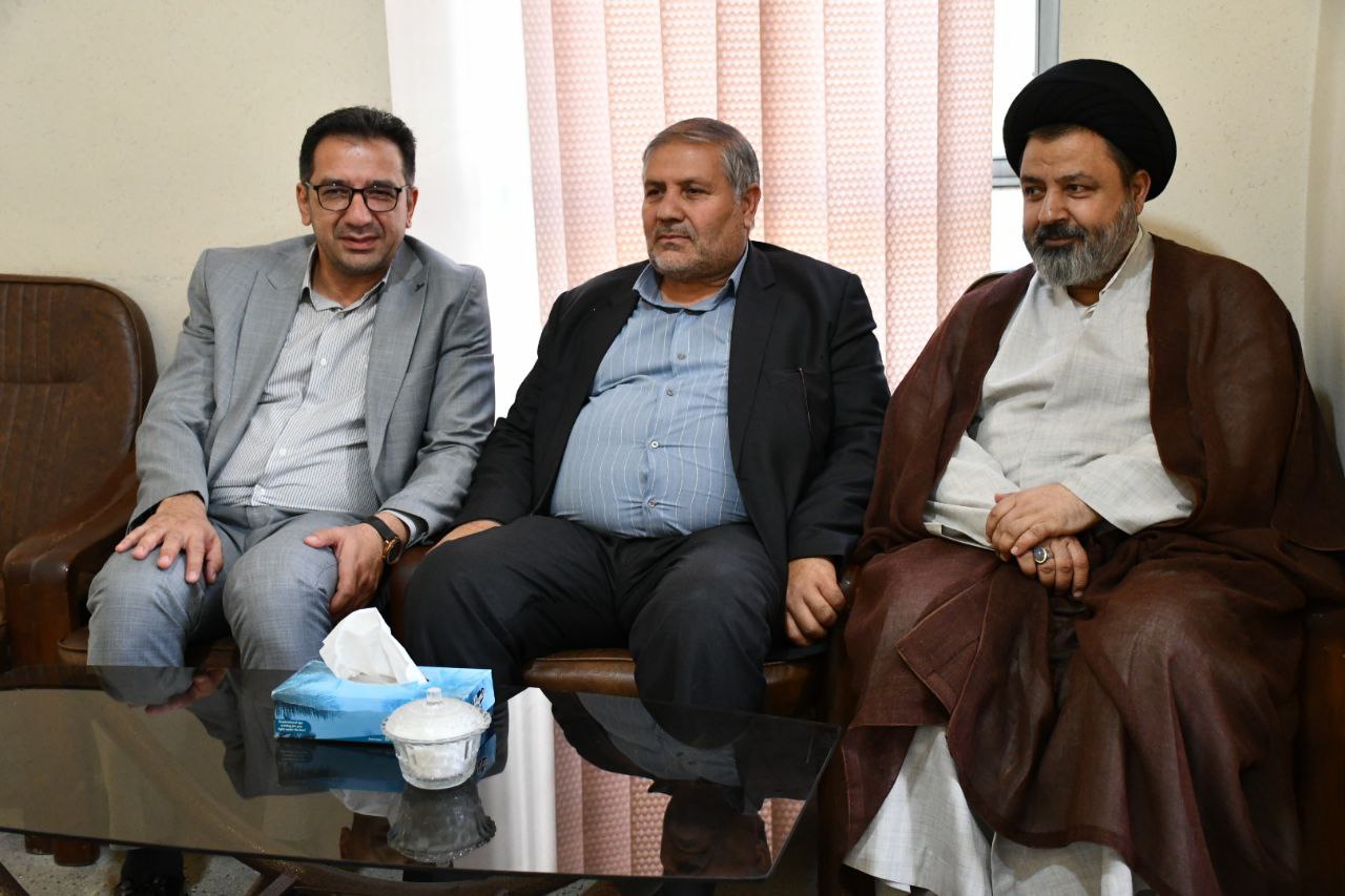 دیدار نادر کاظمی فرماندار شهرستان ماکو به همراه امام جمعه و فرماندهان نظامی و انتظامی با رئیس اداره ثبت اسناد و املاک شهرستان ماکو جهت تبریک هفته قوه قضائیه