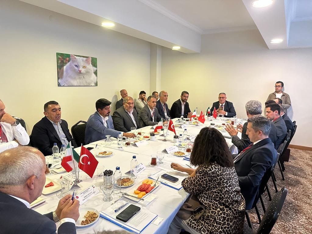 شرکت فرمانداران شهرستان های ماکو و چالدران در نشست تخصصی کمیته بررسی مشکلات گمرک بویژه رانندگان ترانزیت در استان وان ترکیه