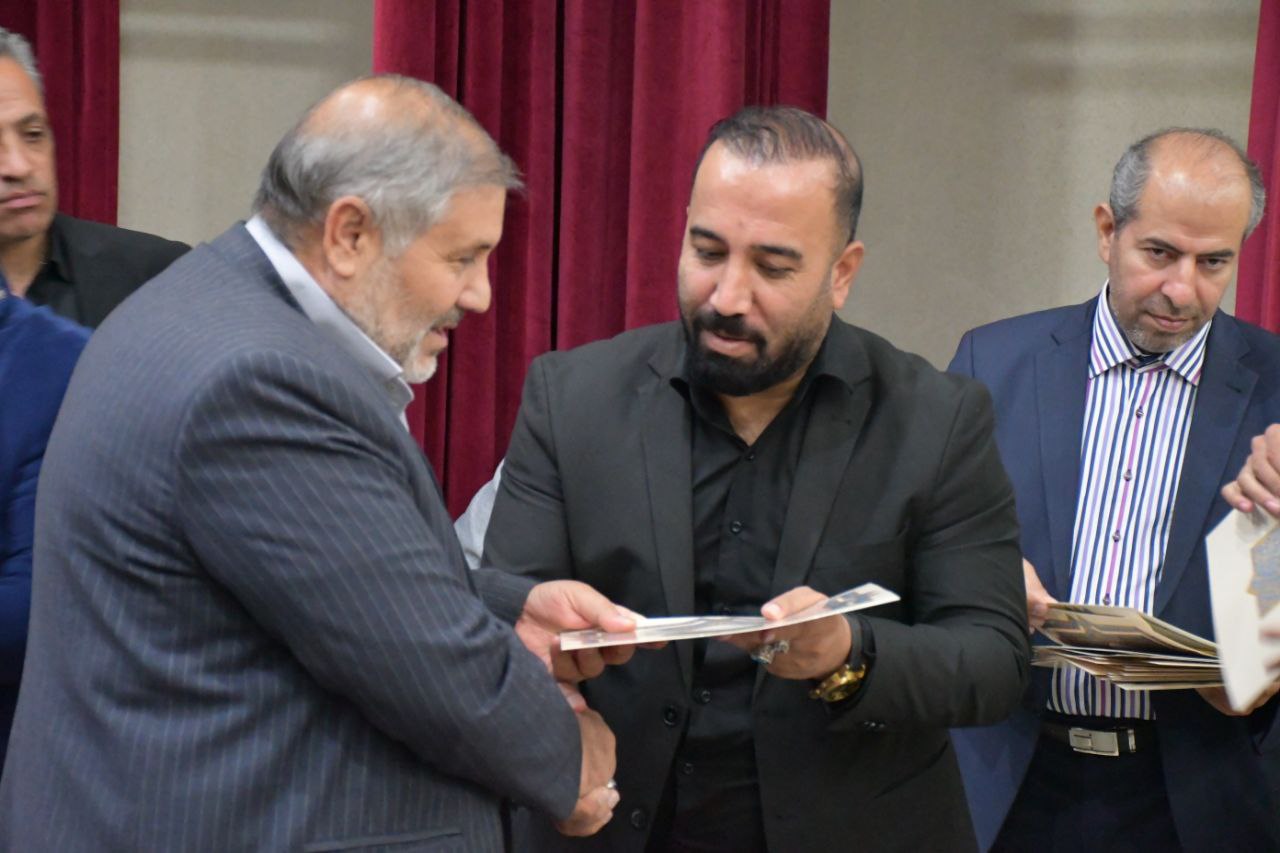 تجلیل فرماندار شهرستان ماکو از هنرمندان شهرستان به مناسبت 3 آبان روز جهانی هنر در مراسم جنگ شادی و خنده