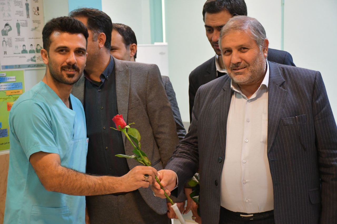 اهدای شاخه گل توسط فرماندار شهرستان ماکو به پرستاران بیمارستان فجر ماکو
