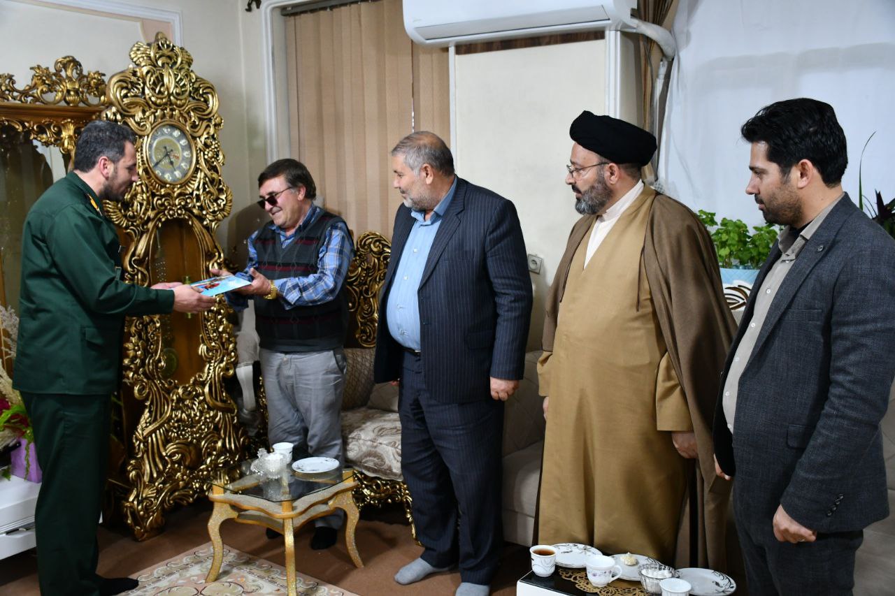 دیدار نادر کاظمی فرماندار شهرستان ماکو بهمراه اعضای شورای اداری با جانباز سرافراز علی مختارزاده