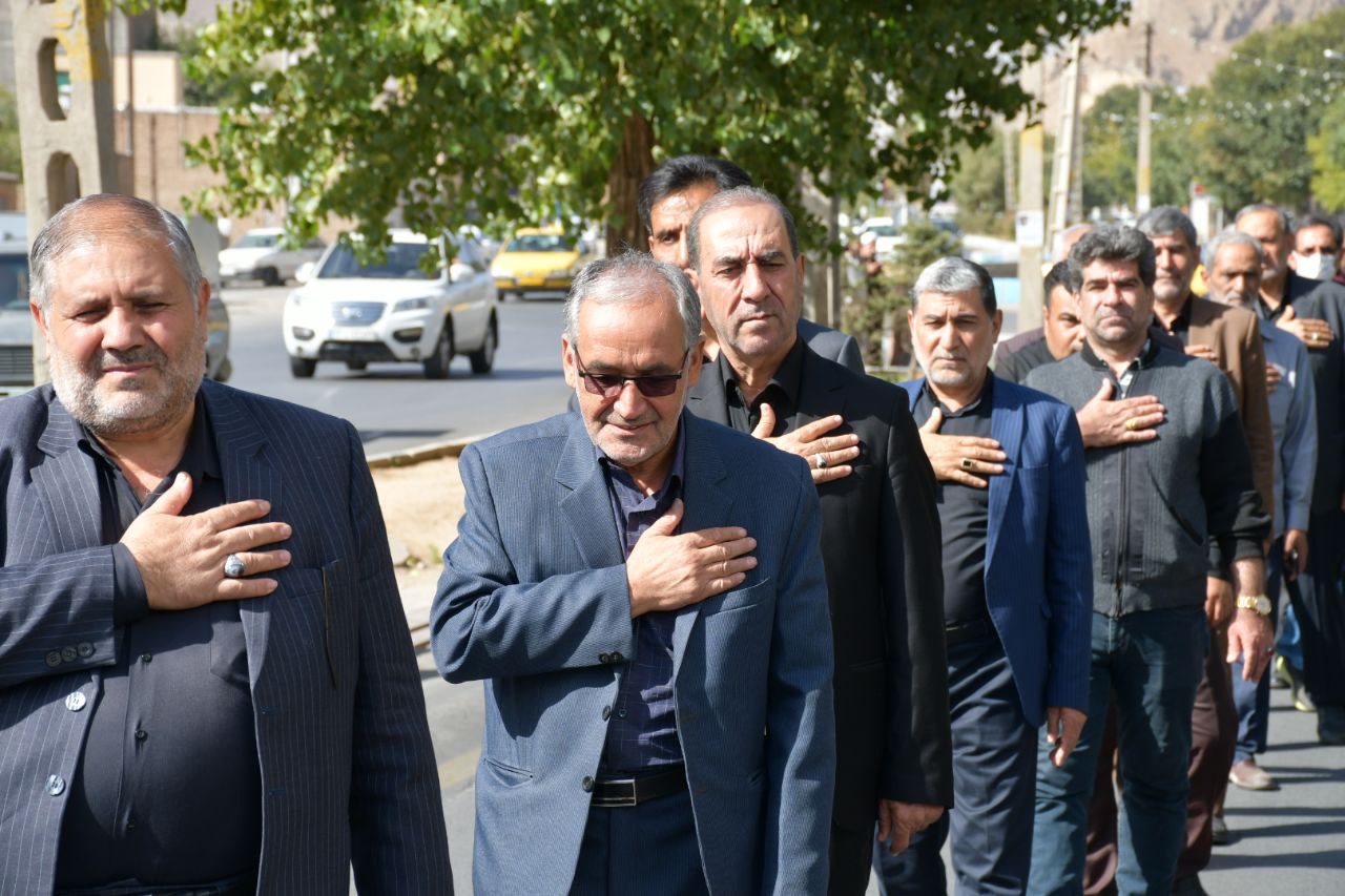 عزاداری خیابانی مردم شریف شهرستان ماکو در روز شهادت حضرت امام حسن عسکری (ع) از مقابل دفتر امام جمعه به طرف مسجد جامع ماکو