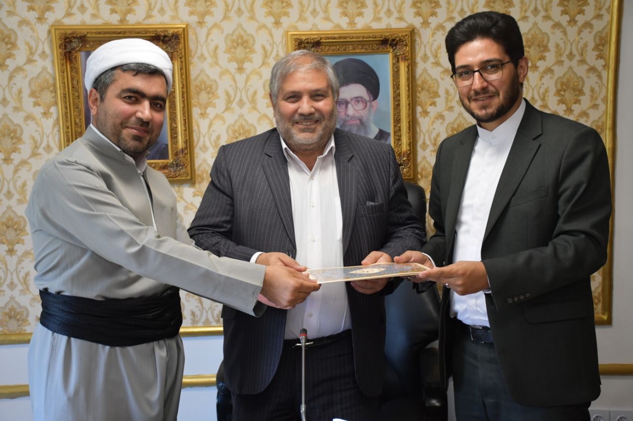 رئیس مرکز اسلامی شهرستان ماکو با اهدای لوح از تلاش های شبانه روزی نادر کاظمی فرماندار شهرستان ماکو تقدیر و تشکر نمود