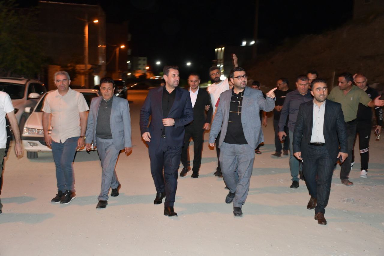 بازدید شبانه رامین موحدی فرماندار شهرستان ماکو از پروژه دیوار حائل مسکن مهر شهر بازرگان و دیدار با مردم جهت بررسی مسائل و مشکلات