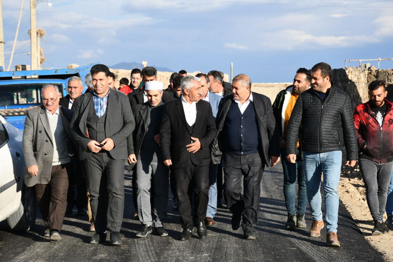 بازدید نادر کاظمی فرماندار شهرستان ماکو از عملیات آسفالت ریزی روستای حسو شیری از توابع بخش بازرگان در قالب طرح هادی توسط بنیاد مسکن شهرستان ماکو