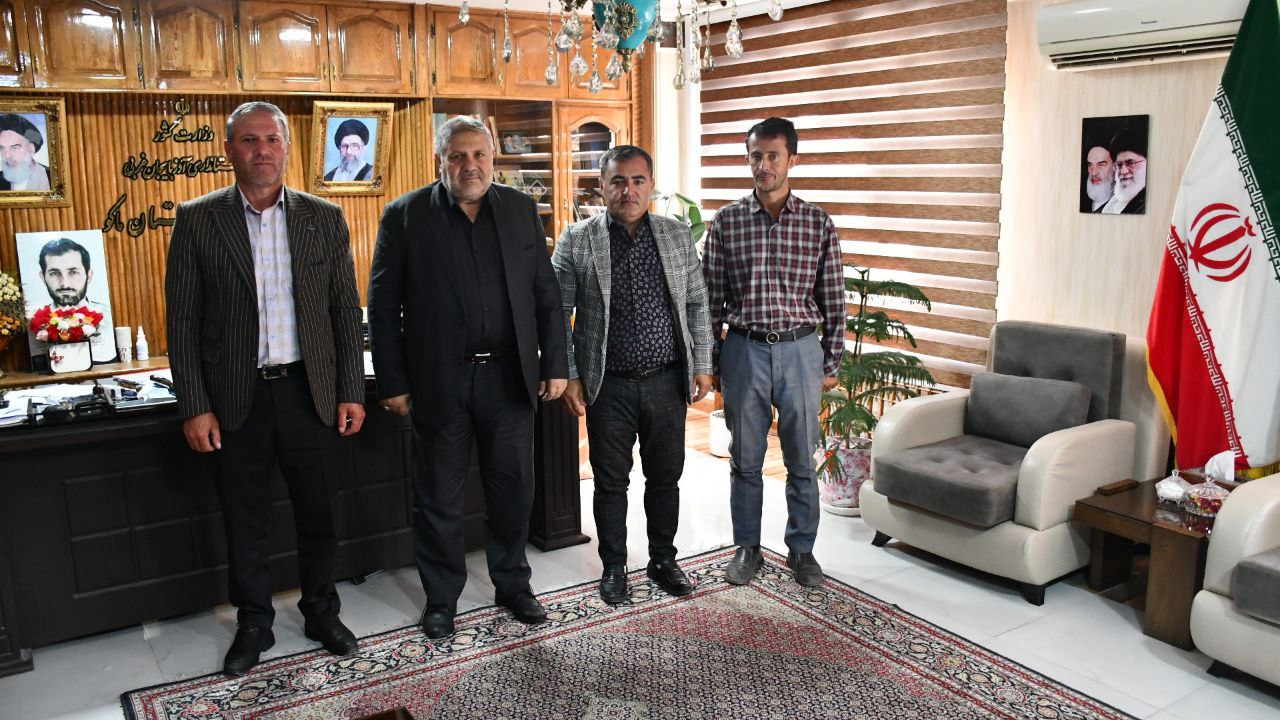 دیدار اعضای شورای بخش آواجیق با نادر کاظمی فرماندار شهرستان ماکو در خصوص پیگیری آسفالت ریزی راه ماکو ، آواجیق و خط دهی تلفن همراه در این جاده