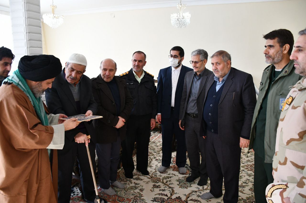 دیدار نادر کاظمی فرماندار شهرستان ماکو به همراه امام جمعه ماکو ، مدیرعامل سازمان منطقه آزاد ، رئیس دادگستری ، دادستان و فرماندهان نظامی و انتظامی با پدر شهید حسن اسماعیلیان قندکانلو