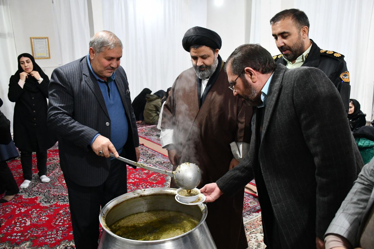 مراسم پخت آش نذری در دبیرستان استعدادهای درخشان فرزانگان ماکو به مناسبت ایام شهادت حضرت فاطمه زهرا ( س ) با حضور امام جمعه ، فرماندار ماکو و جمعی از مسئولین،  کادر مدرسه و دانش آموزان