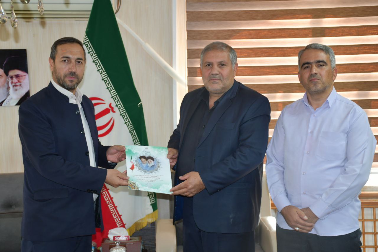 ارسال لوح تقدیر از طرف حجت الاسلام والمسلمین سید ابوالقاسم موسوی رئیس دفتر نظارت و بازرسی بر انتخابات استان آذربایجان غربی به نادر کاظمی فرماندار شهرستان ماکو
