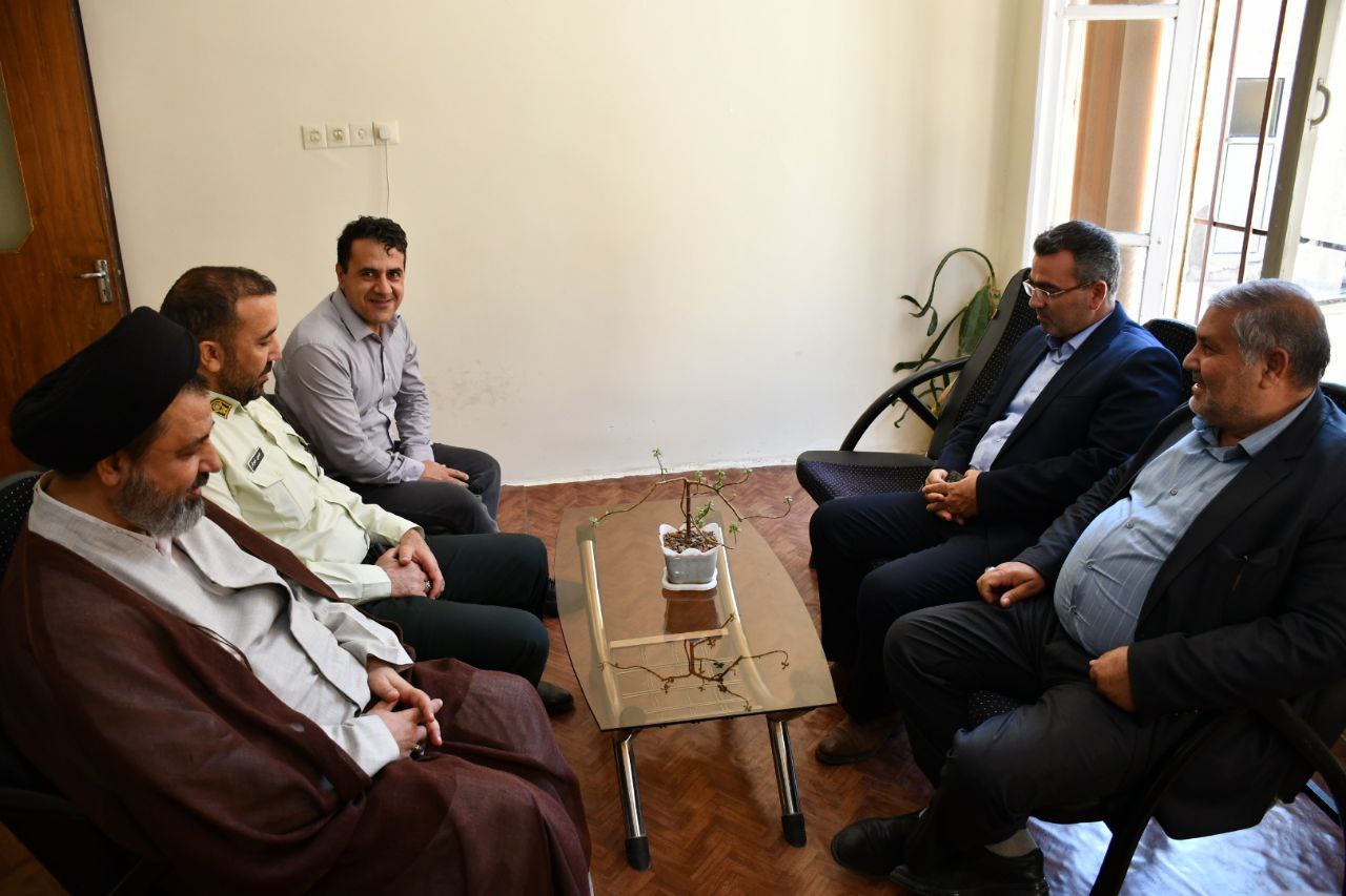 دیدار نادر کاظمی فرماندار شهرستان ماکو به همراه امام جمعه و فرماندهان نظامی و انتظامی با رئیس پزشکی قانونی شهرستان ماکو جهت تبریک هفته قوه قضائیه