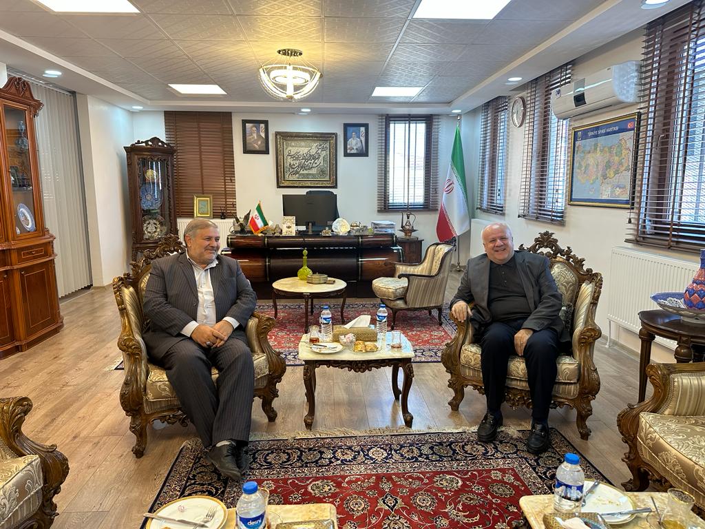 دیدار فرمانداران شهرستان های ماکو و چالدران با سرکنسول ایران در ارزروم ترکیه و تبادل نظر در خصوص مسائل و مشکلات مرزی علی الخصوص تردد کامیون های ترانزیتی و مسافری